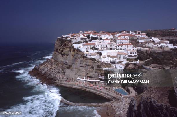 Vue de la ville d'Azenhas do Mar, en septembre 1984, Portugal.