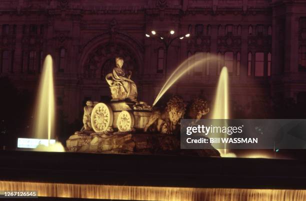 Vue de la fontaine de la place de Cybèle de nuit à Madrid, en octobre 1985, Espagne.