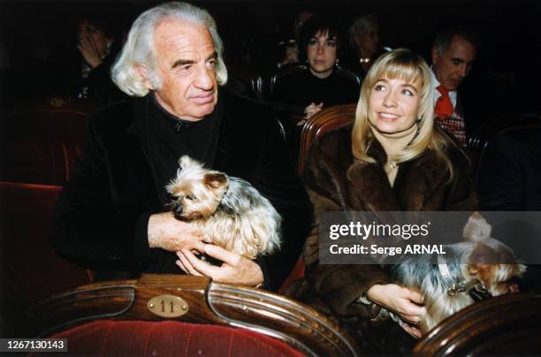 Jean-Paul Belmondo et sa compagne Natty assistent à la remise du Prix de l'Académie Balzac le 1er décembre 1998 à Paris, France.