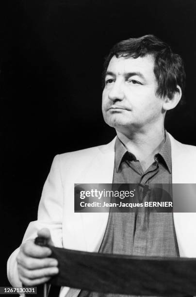 Humoriste Pierre Desproges présente son premier one man show au Théâtre Fontaine le 11 janvier 1984 à Paris, France.