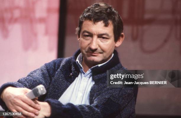 Portrait de l'humoriste français Pierre Desproges dans les studios de 'TF1', à Paris, le 8 janvier 1984, France.