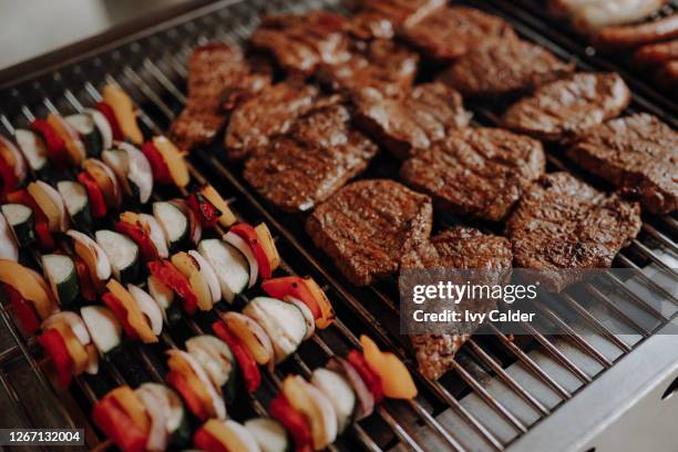 fleisch auf dem grill grillen gemüsespiess - raw fleisch stock pictures, royalty-free photos & images