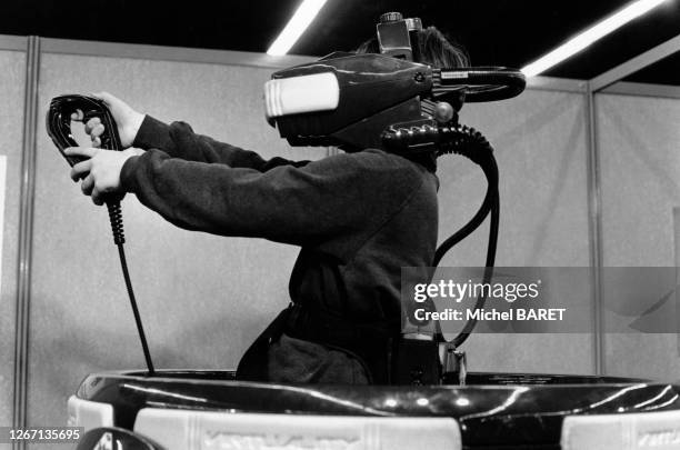 Enfant jouant à un jeux vidéo en réalité virtuelle, à Paris, en septembre 1995, France.