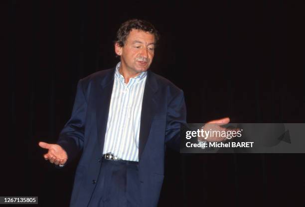 Humoriste français Pierre Desproges sur scène au théâtre Grévin, à Paris, le 1er octobre 1986, France.
