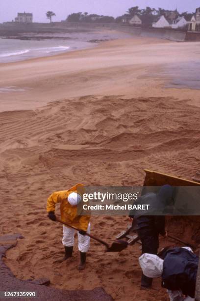 Nettoyage de la plage de Batz-sur-Mer lors de la marée noire causée par le naufrage de l''Erika', le 28 décembre 1999, en Loire-Atlantique, France.