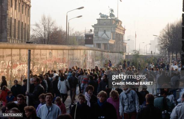 Rassemblement à un point de passage après la chute du Mur de Berlin, le 14 novembre 1989, Allemagne.