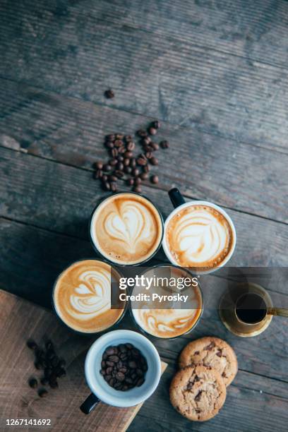 koffie latte kunst op houten tafel plat leggen, ontspannen tijd, cafe barista art top view - drink dark background stockfoto's en -beelden