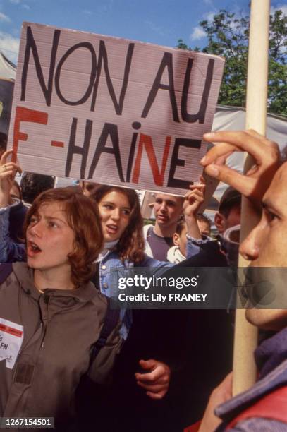 Manifestation contre Jean-Marie Le Pen lors de la campagne des élections présidentielles, le 27 avril 2002, France.