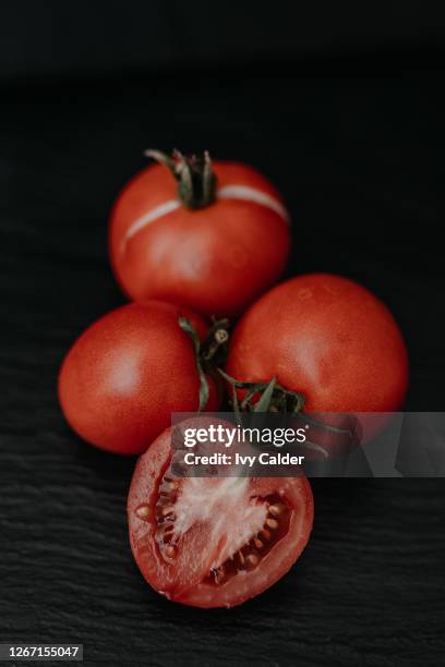 Tomaten Auf Schwarzem Hintergrund High-Res Stock Photo