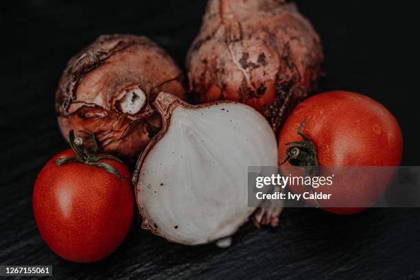 Tomaten Und Zwiebeln Auf Schwarzem Hintergrund High-Res Stock Photo