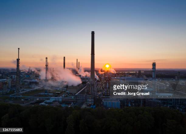 chemical plant at sunrise - industriegebäude stock-fotos und bilder