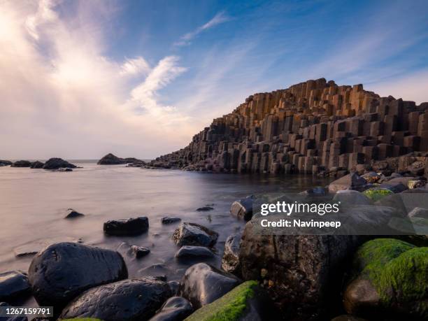giant's causeway and beautiful sky, northern ireland - giants causeway stock-fotos und bilder