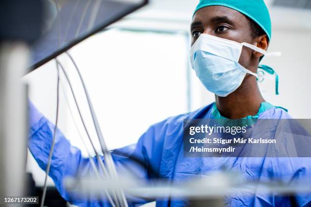 doctor prepping an anesthesia machine for surgery - anesthesiologist imagens e fotografias de stock