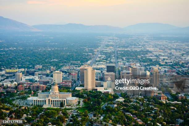 salt lake city utah skyline von ensign peak - salt lake city and county verwaltungsgebäude stock-fotos und bilder