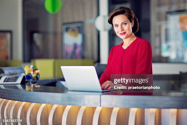 porträt der geschäftsfrau am büroempfang - business operations stock-fotos und bilder