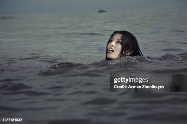woman drowning in the sea - drowning victim photos 個照片及圖片檔