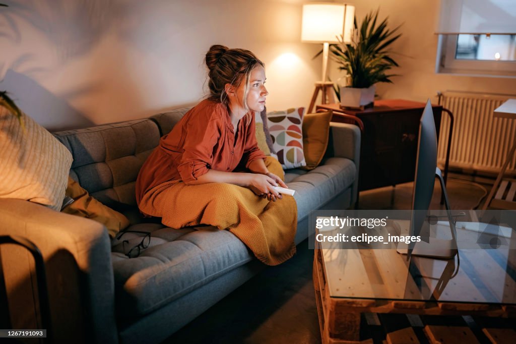 Mujeres jóvenes viendo televisión en casa