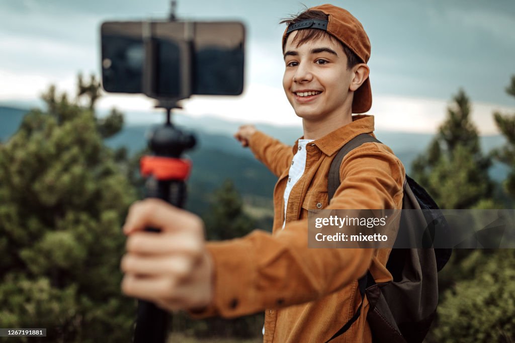 Junge Wandern und Vlogging mit Demhandy