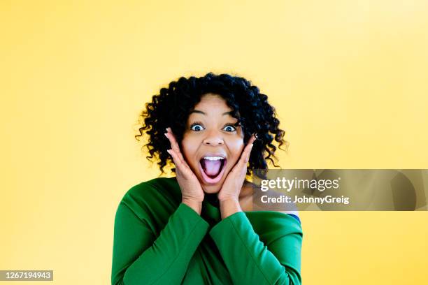 retrato de jovem negra mostrando expressão de surpresa - off shoulder - fotografias e filmes do acervo