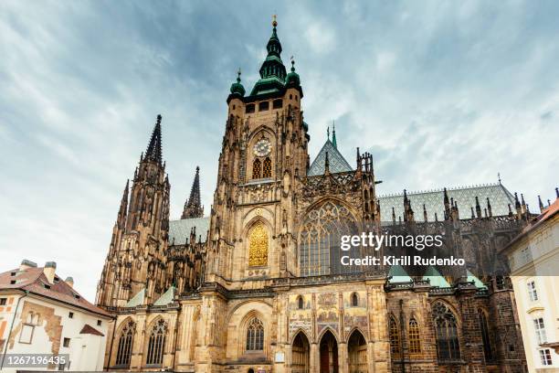 st. vitus cathedral in prague, czech republic - prague castle foto e immagini stock