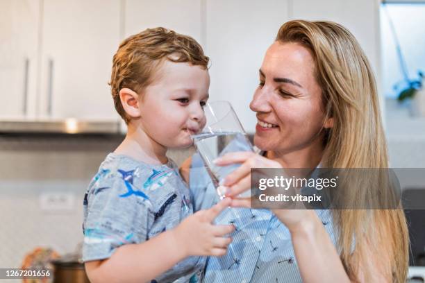 het hebben van een drank van water - familly glasses stockfoto's en -beelden