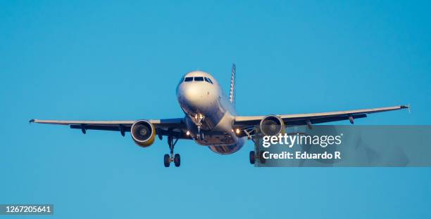 commercial plane landing seen from the front - landing gear stock pictures, royalty-free photos & images