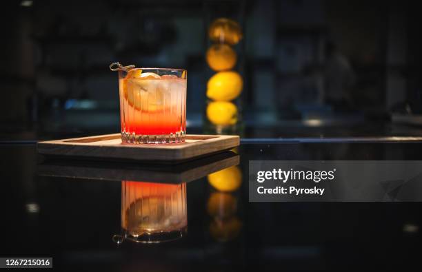 old fashioned auf der bar - happy hour drinks stock-fotos und bilder