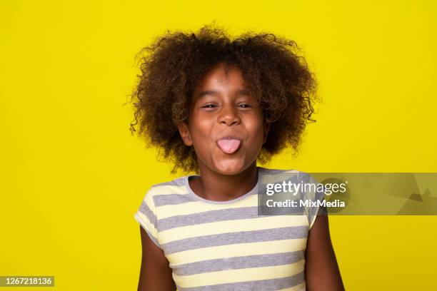 ritratto di una ragazza carina che sporge la lingua - mettere fuori la lingua foto e immagini stock