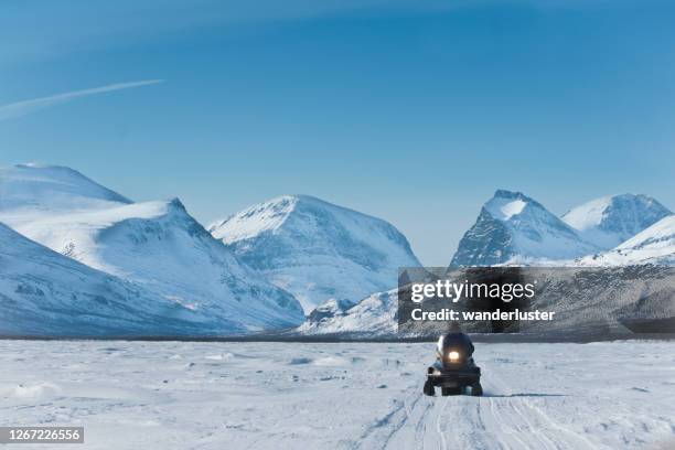 motos de nieve en el norte de suecia - laponia sueca fotografías e imágenes de stock