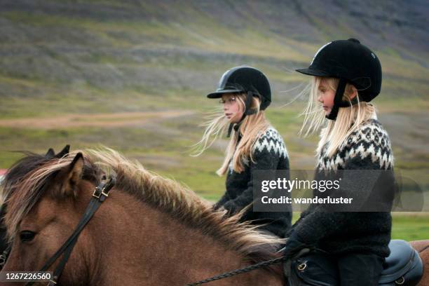 アイスランドの姉妹が馬に乗る - スカガフィヨルズル ストックフォトと画像