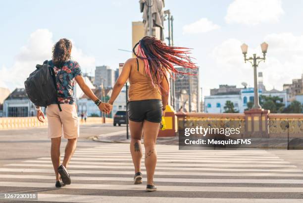 couples retenant des mains traversant le passage pour piétons - traverser photos et images de collection