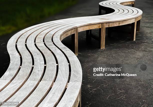 geometric curvy wooden garden bench - build path stockfoto's en -beelden