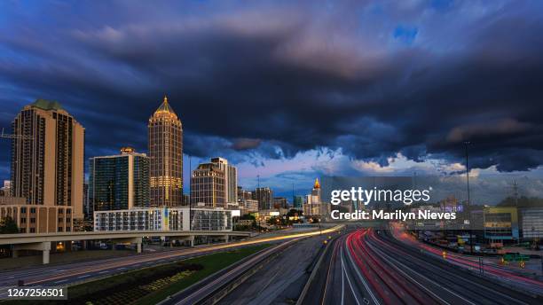 atlanta skyline tijdens de spits en een stormachtige nacht - piedmont park stockfoto's en -beelden