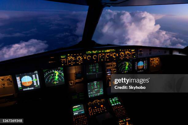 airbus 320 flightdeck en sunset inflight - cabina de mando fotografías e imágenes de stock