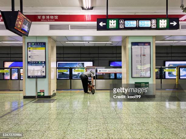 beijing line 1 subway dawanglu station platform - metro screen door stock pictures, royalty-free photos & images