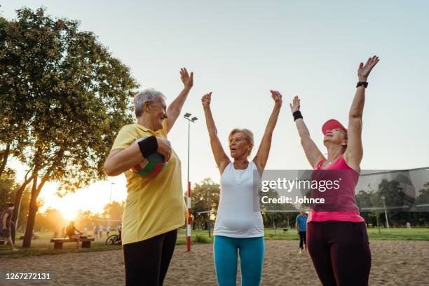 we zijn aan het winnen! - volleyball park stockfoto's en -beelden