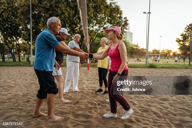 gefeliciteerd voor het winnen van de wedstrijd! - volleyball park stockfoto's en -beelden