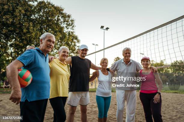 portret van actieve hogere mensen - volleyball park stockfoto's en -beelden