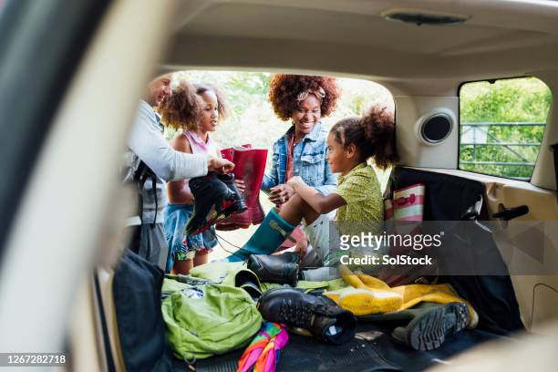 family unpacking the car - road trip stock pictures, royalty-free photos & images