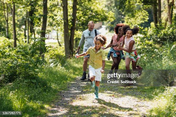 gemeinsam als familie wandern - familie vor wald stock-fotos und bilder