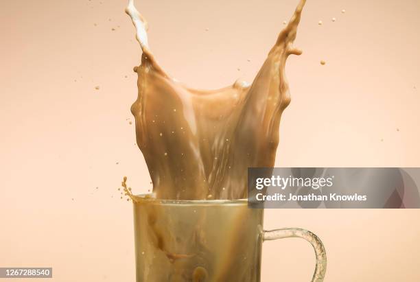 iced coffee splash - coffee splash stockfoto's en -beelden