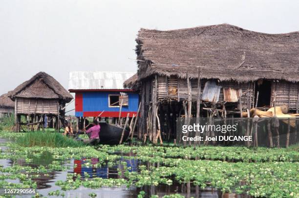 Le marché flottant de Ganvié, sur le lac Nokoué, circa 1990, Bénin.