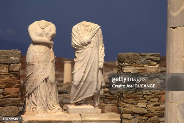 Les statues de la Maison de Cléopâtre sur l'île de Délos, le 27 septembre 1991, Grèce.