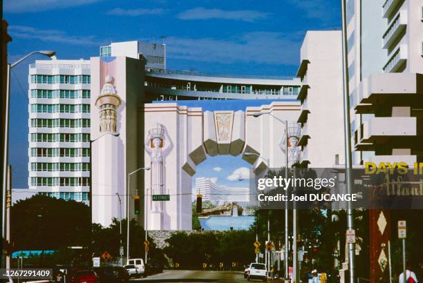 La façade en trompe-l'oeil de l'hôtel 'Fontainebleau' à Miami Beach, en Floride, en 1989, Etats-Unis.