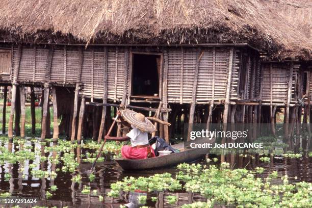 Le marché flottant de Ganvié, sur le lac Nokoué, circa 1990, Bénin.