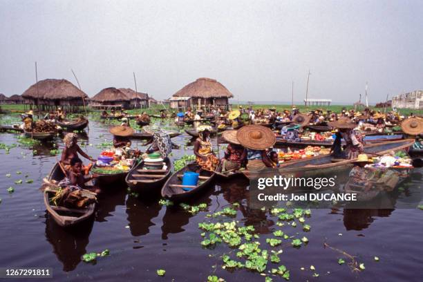 Le marché flottant de Ganvié, sur le lac Nokoué, circa 1990, Bénin.