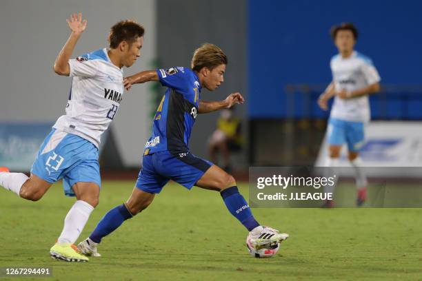 Kaina YOSHIO of Machida Zelvia and Kosuke YAMAMOTO of Jubilo Iwata battle for the ball during the J.League Meiji Yasuda J2 match between Machida...