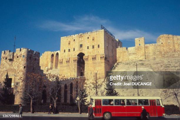 La porte de la citadelle d'Alep, en février 1992, Syrie.
