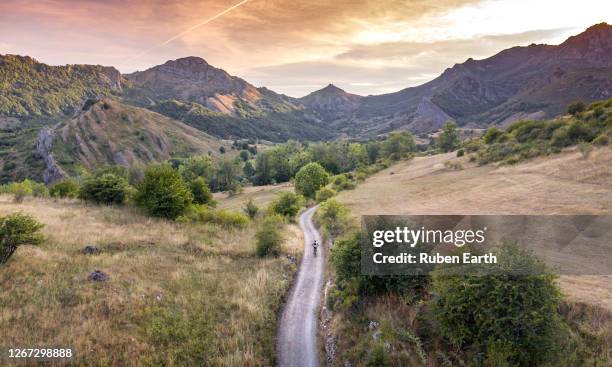 mountain bike riding during sunset in a mountain and natural landscape - castilla leon fotografías e imágenes de stock