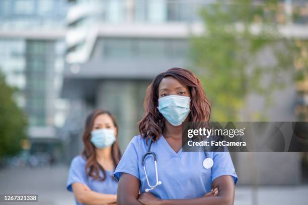 weibliche mediziner mit gesichtsmasken - clinic canada diversity stock-fotos und bilder